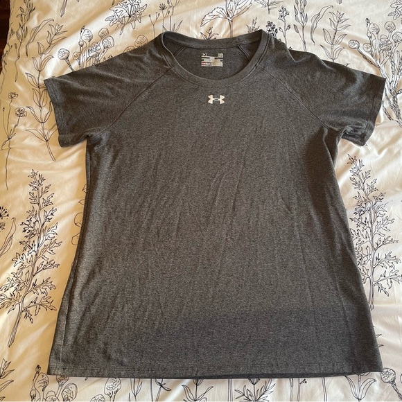 Under Armour Tops - Under Armour Women’s HeatGear Short Sleeve Crew Neck Shirt - Gray - size L
